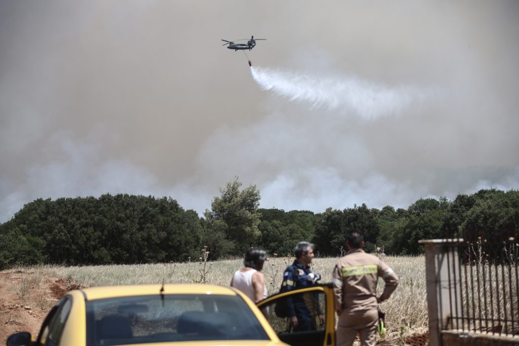 Φωτιά: Συγκλονιστικές εικόνες μέσα από το πιλοτήριο του Chinook