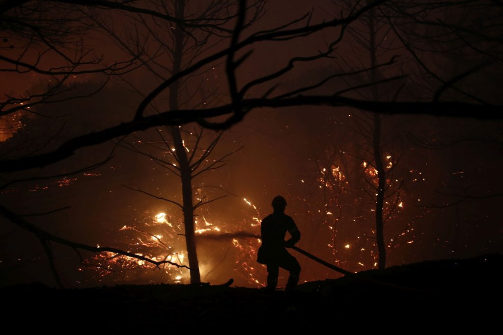 Νύχτα αγωνίας σε Λουτράκι, Μάνδρα και Ρόδο – Σε πυροσβεστικό κλοιό τα διυλιστήρια