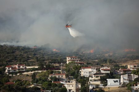Φωτιές: Η εικόνα των πύρινων μετώπων – Μάχη με όλα τα μέσα