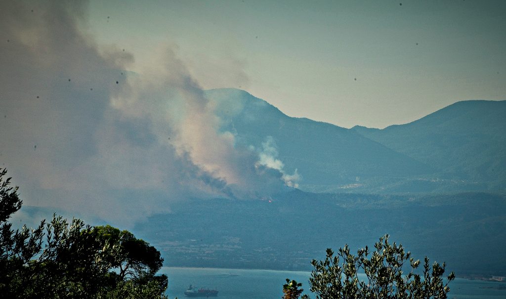 Αναζωπυρώσεις και διάσπαρτες εστίες φωτιάς στο Λουτράκι