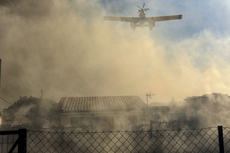Λουτράκι: Αναζωπύρωση φωτιάς – Εκκενώνονται Άγιος Χαράλαμπος και Πανόραμα