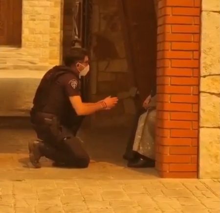 Αστυνομικοί προσπαθούν να πείσουν μοναχές να εκκενώσουν μοναστήρι και εκείνες προσεύχονται