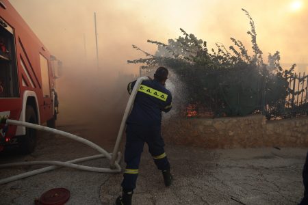 Εθελοντές πυροσβέστες τραυματίστηκαν στη φωτιά του Σαρωνικού