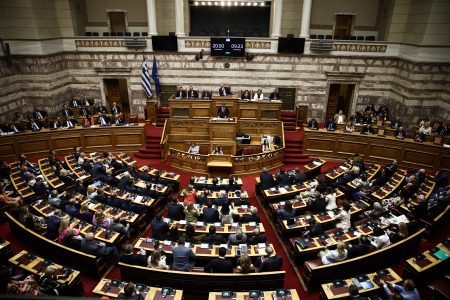 Βουλή: Κατατέθηκε το νομοσχέδιο του ΥΠΟΙΚ για τις αυξήσεις στο Δημόσιο