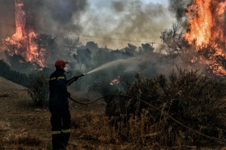 Φωτιά – Λουτράκι: Μάχη με τις αναζωπυρώσεις στο Πανόραμα