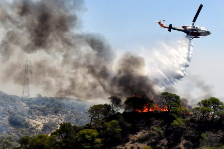 Φωτιές: Συνεχίζεται η μάχη με τις φλόγες σε Δυτική Αττική και Λουτράκι – Ανεξέλεγκτο το μέτωπο στη Ρόδο