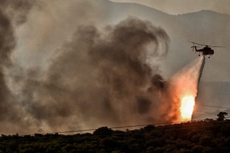 Φωτιά: Αναζωπυρώσεις σε Οινόη, Μάνδρα – Μάχη για τα διυλιστήρια στο Λουτράκι