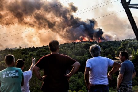 Φωτιά – Μέγαρα: Μήνυμα 112 για εκκένωση του οικισμού Κανδήλι