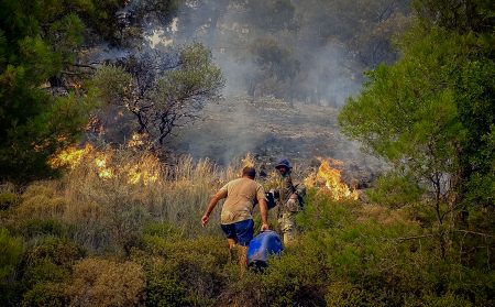 Φωτιά – Ρόδος: Πρώτο θέμα στα διεθνή ΜΜΕ η πυρκαγιά στο νησί – Το «ευχαριστώ» των τουριστών