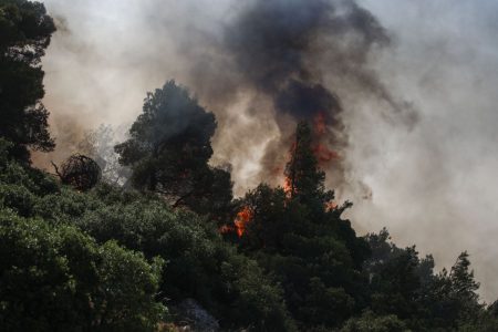 Φωτιά στο Διαλεκτό Καβάλας: Τραυματίστηκαν πυροσβέστες – Εκκενώνονται 7 περιοχές