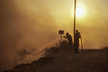 Μεγάλες αναζωπυρώσεις της φωτιάς σε Δυτική Αττική, Ρόδο και Λακωνία