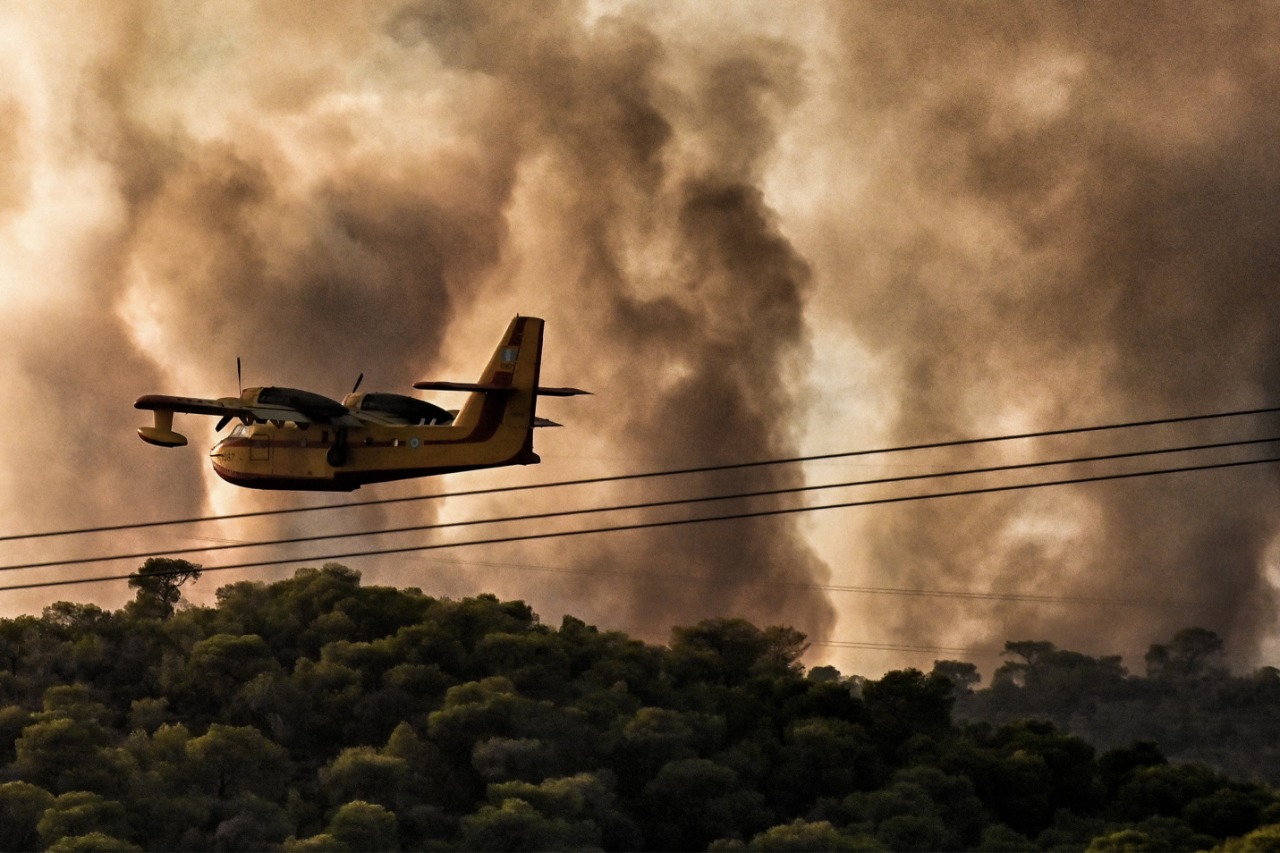 Φωτιά Μάνδρα: Εκκενώνονται οι περιοχές Άγιος Παντελεήμων και Άγιος Ιωάννης Κορακάς