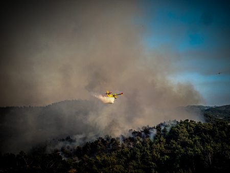 Συνεχίζεται η μάχη με τη φωτιά στη Ρόδο – Νέο μέτωπο σε βουνοκορφή