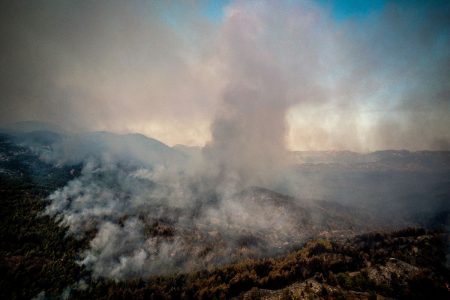 Φωτιά στη Ρόδο: Κρίσιμη η κατάσταση – Εκκενώνονται οικισμοί – Eκ περιτροπής διακοπές ρεύματος
