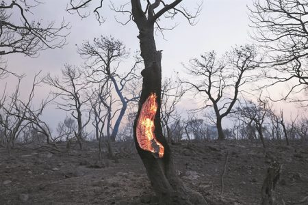 Χώρα σε αναμμένα κάρβουνα