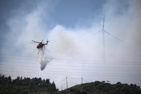 Φωτιές: Η Τουρκία στέλνει αεροσκάφη και ελικόπτερο