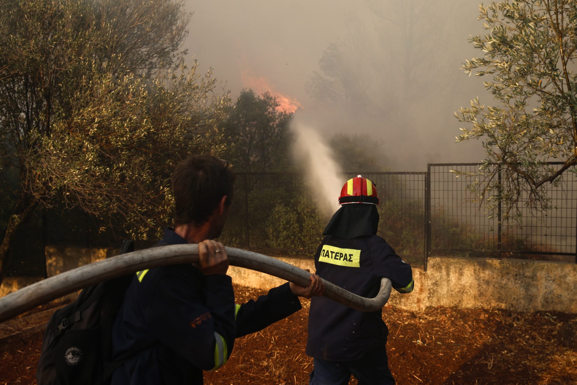 Φωτιές: Σηκώθηκαν εκ νέου τα εναέρια μέσα στα μέτωπα – Μαίνεται η πυρκαγιά στη Ρόδο