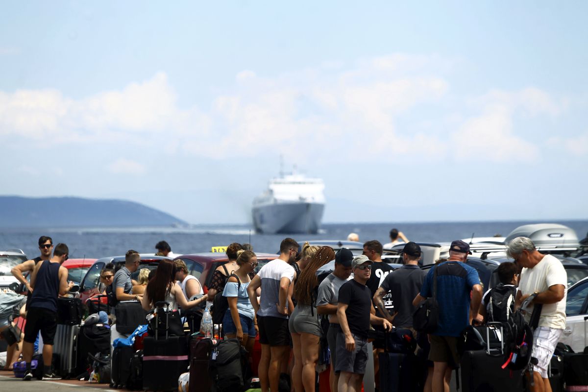 Το αδιαχώρητο στα λιμάνια – Ο καύσωνας διώχνει τους Αθηναίους από την πόλη