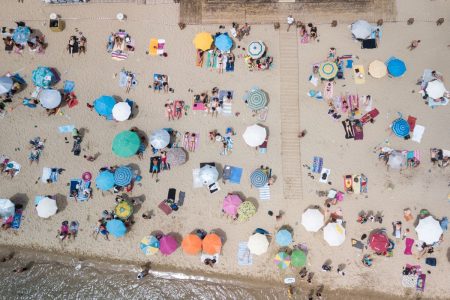 Νάξος: 11 συλλήψεις για ξαπλώστρες σε παραλίες