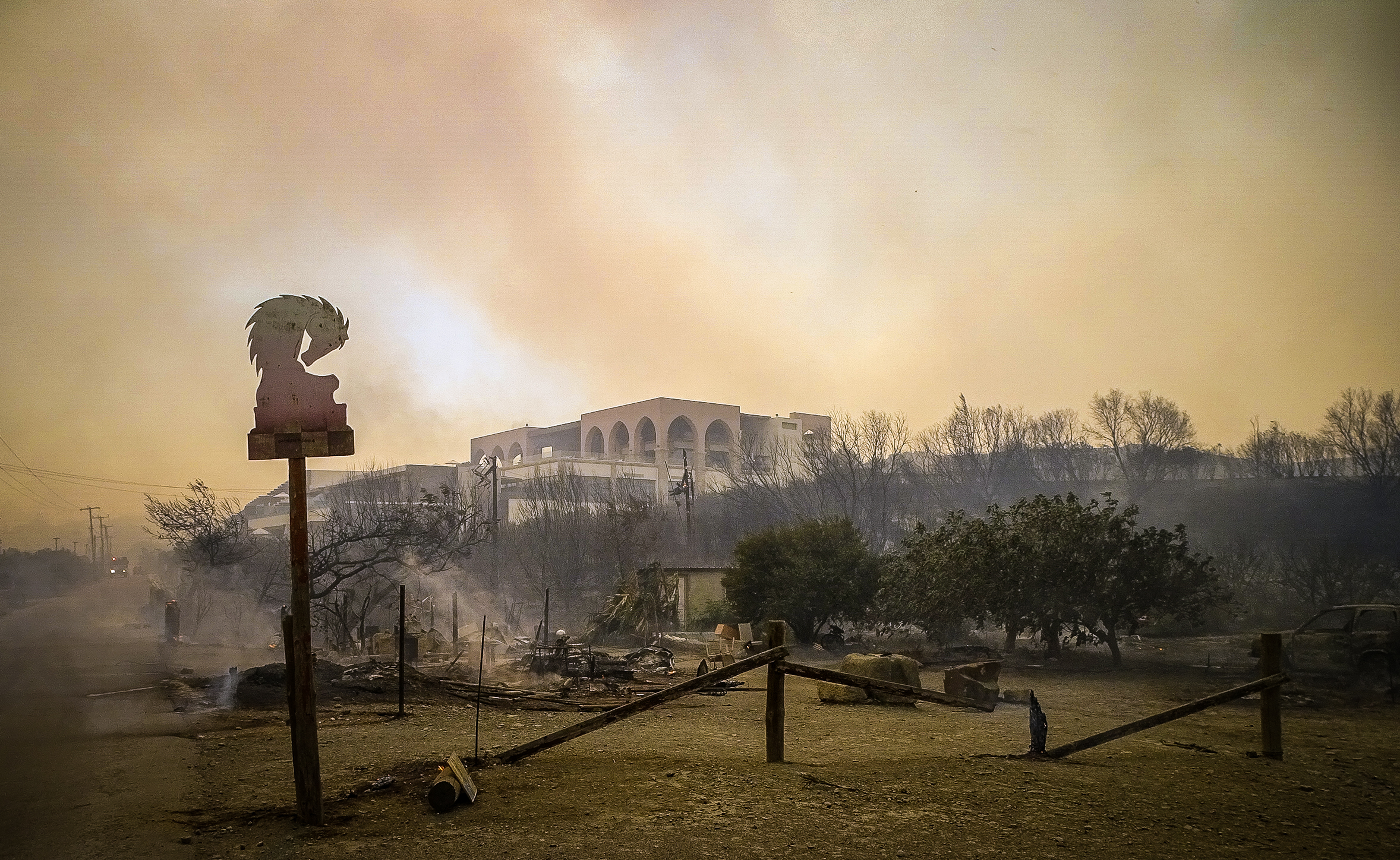 Φωτιά στη Ρόδο – εκπρόσωπος Πυροσβεστικής: Χωρίς προβλήματα η εκκένωση όλων των ξενοδοχειακών μονάδων
