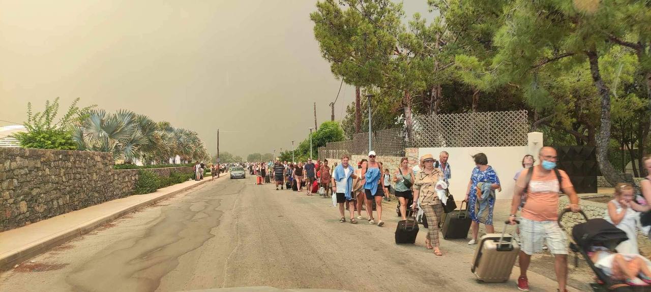 Φωτιά στη Ρόδο: Ανεξέλεγκτη η φωτιά – Η πυρκαγιά έφτασε σε ξενοδοχεία – Εκκενώσεις και μέσω θάλασσας