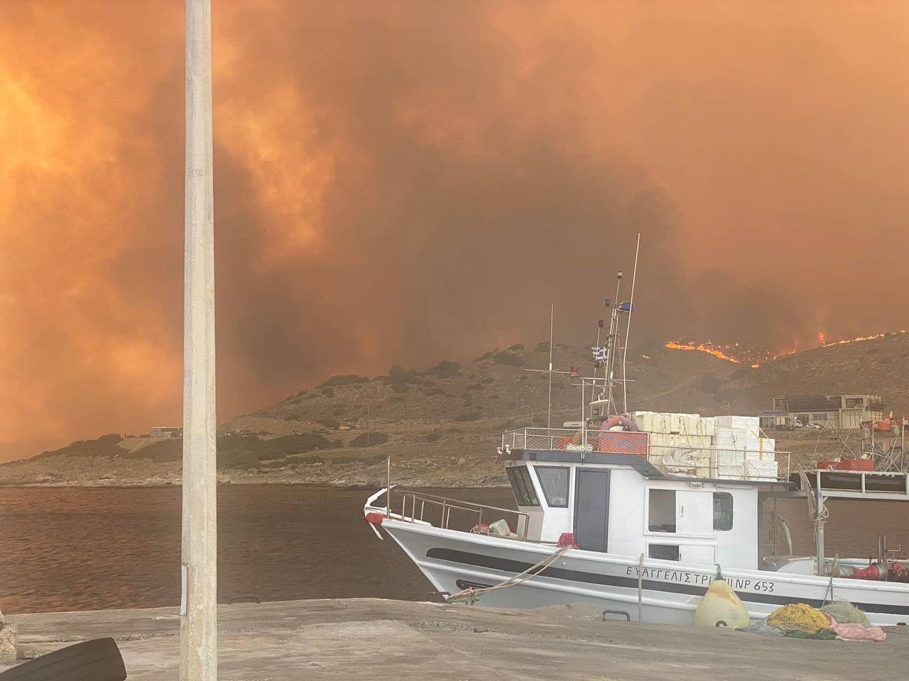 Φωτιά στη Ρόδο: Το Λιμεναρχείο επιτάσσει όλα τα τουριστικά σκάφη