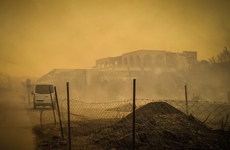Φωτιά – Ρόδος: Τρία ενεργά μέτωπα – Εκκενώθηκαν 11 οικισμοί – 19.000 άνθρωποι απομακρύνθηκαν