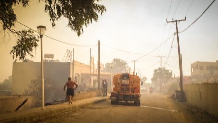 Ρόδος: Μαίνεται για 6η μέρα η φωτιά – Εκκενώθηκαν οικισμοί – Κάηκαν σπίτια, ξενοδοχεία