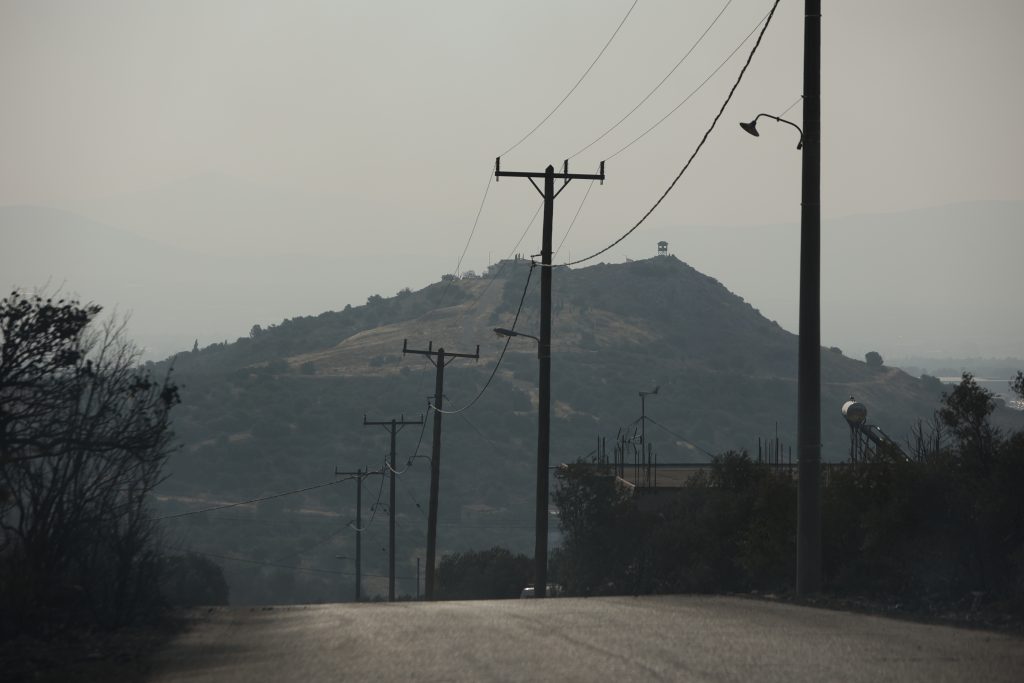 Φωτιά στη Μάνδρα: Αναζωπύρωση στο Καραούλι