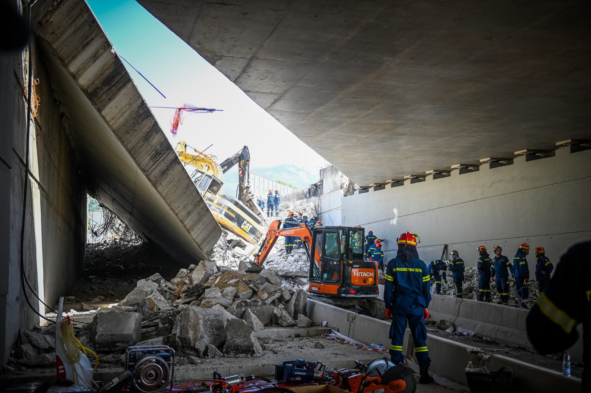 Επεσε γέφυρα στην Πάτρα – Τουλάχιστον 2 νεκροί – Εγκλωβισμένοι και τραυματίες