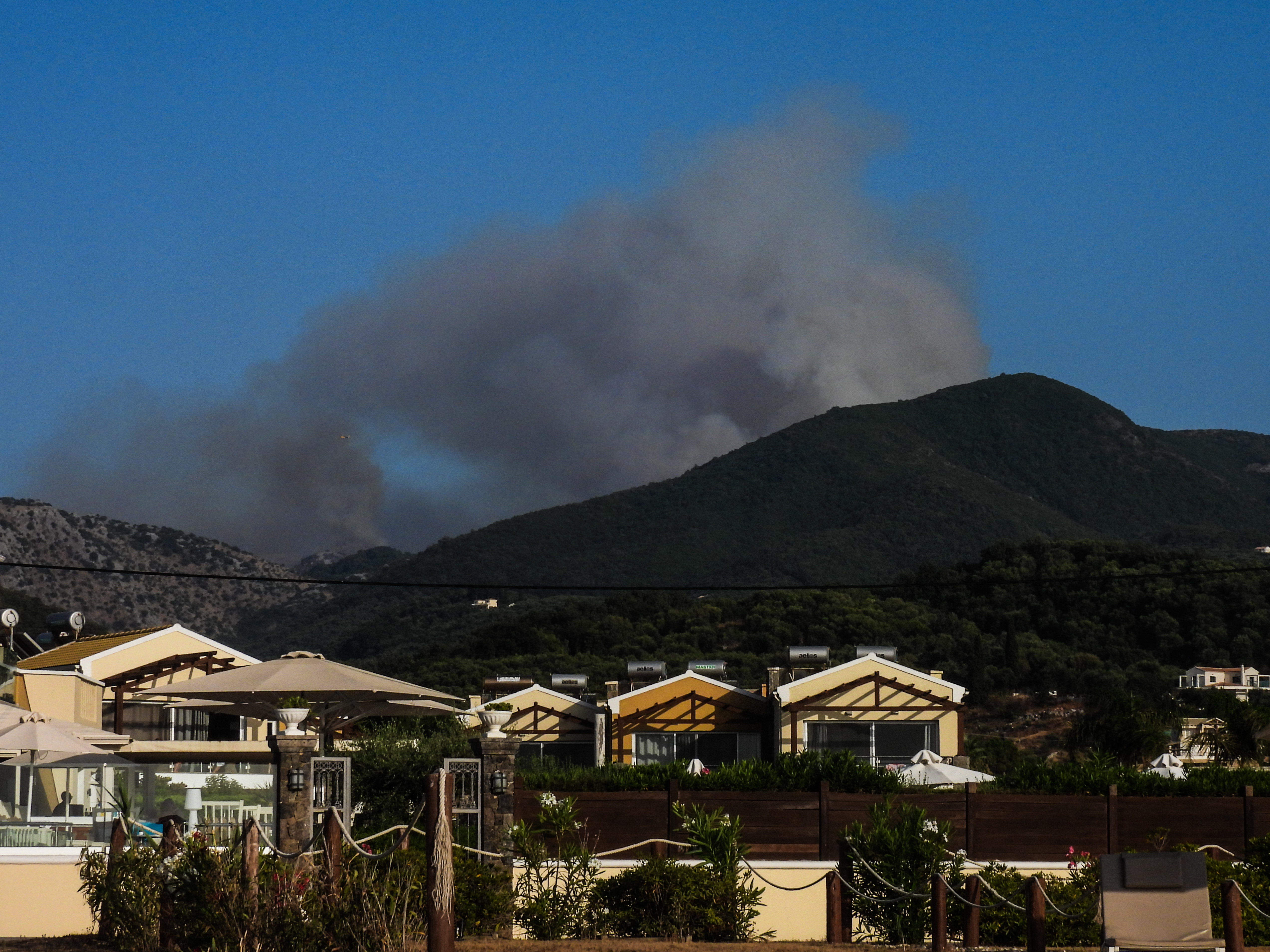 Φωτιά στην Κέρκυρα: Εκκένωση πέντε οικισμών – Οι φλόγες έφτασαν τα πρώτα σπίτια