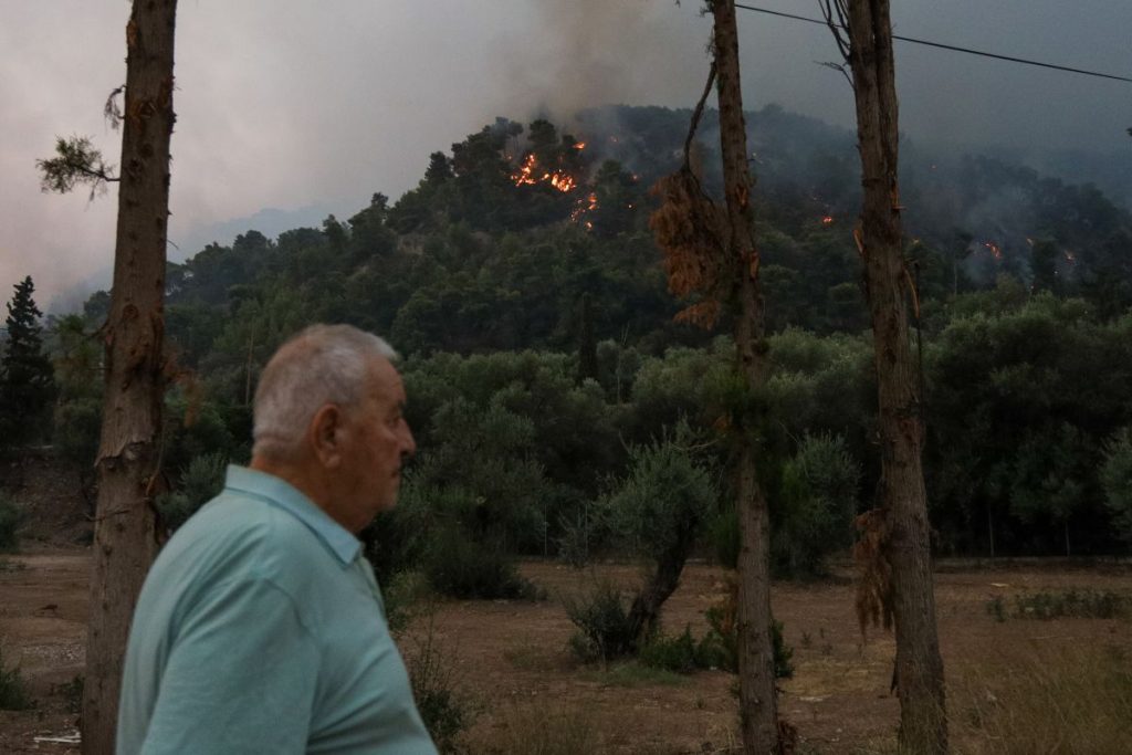 Κάρυστος: Εκκενώνεται το χωριό Πλατανιστός