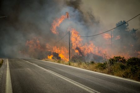 Ανίκητες οι φωτιές στη Ρόδο – Συνεχείς οι αναζωπυρώσεις στην Κάρυστο