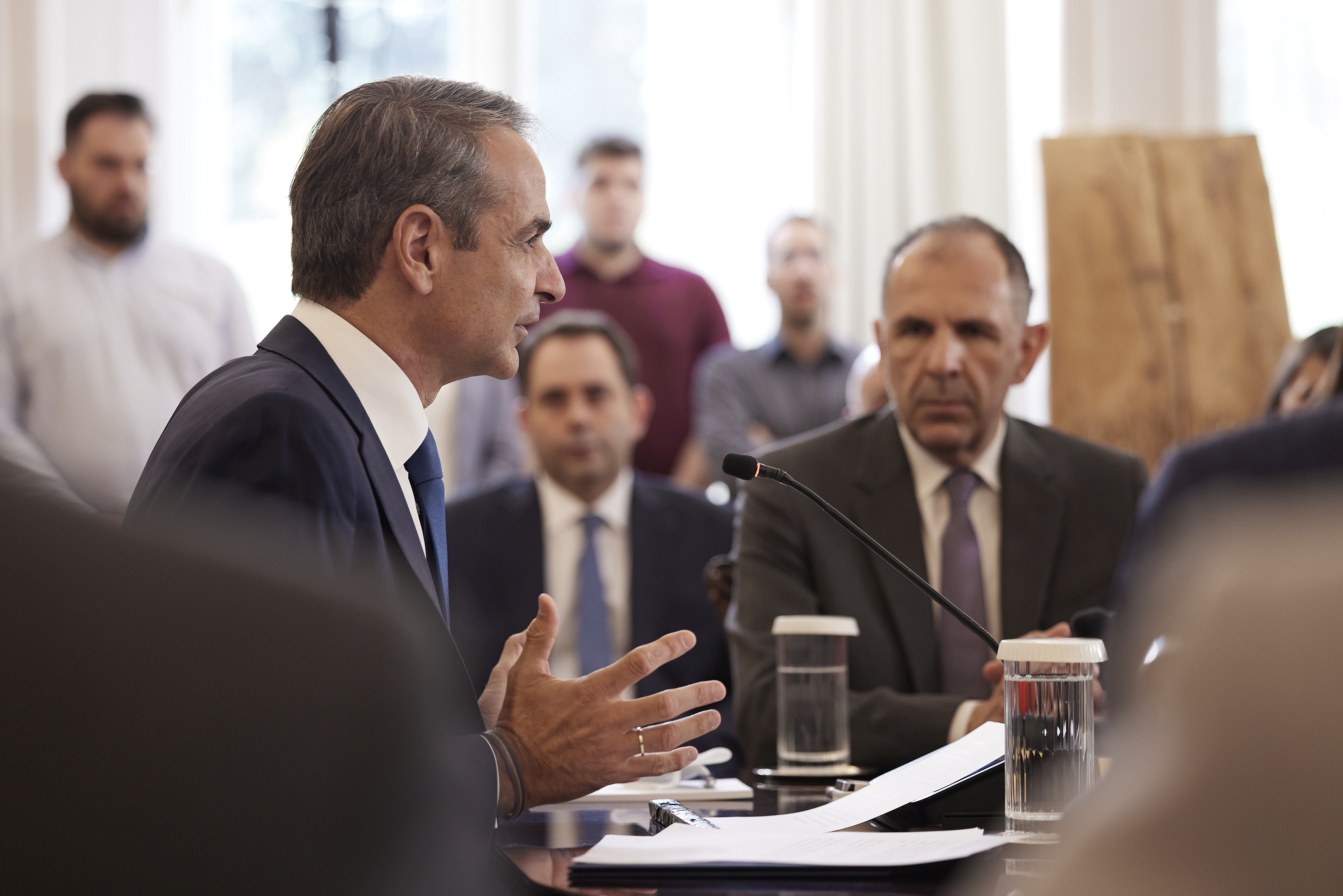 Υπουργικό συμβούλιο: Συνεδριάζει με το βλέμμα στις φωτιές – Η ατζέντα