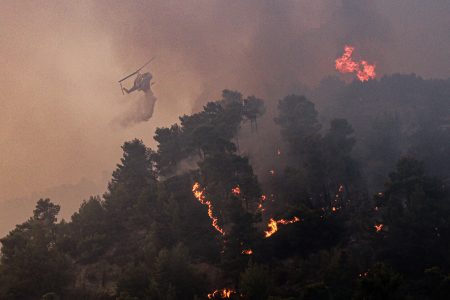 Φωτιές: Παραμένει σε πύρινο κλοιό η χώρα – Τρία μέτωπα στη Ρόδο, αναζωπυρώσεις στην Κέρκυρα, βελτίωση στην Κάρυστο