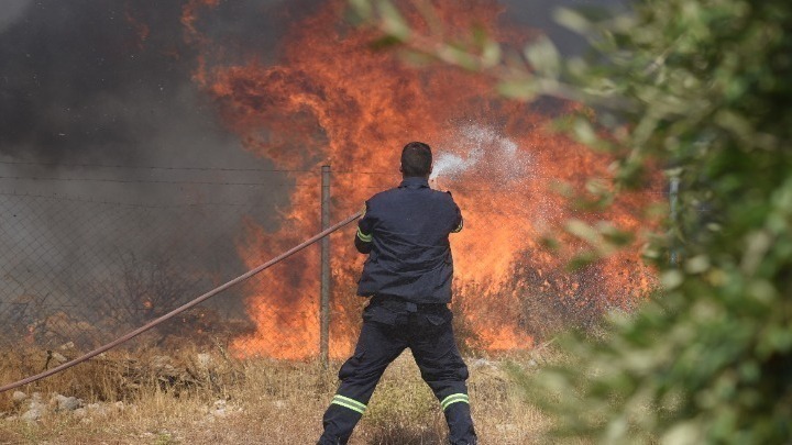 Φωτιά στη Λαμία: Καίγεται η συνοικία Αφανού, σε κτίρια οι φλόγες
