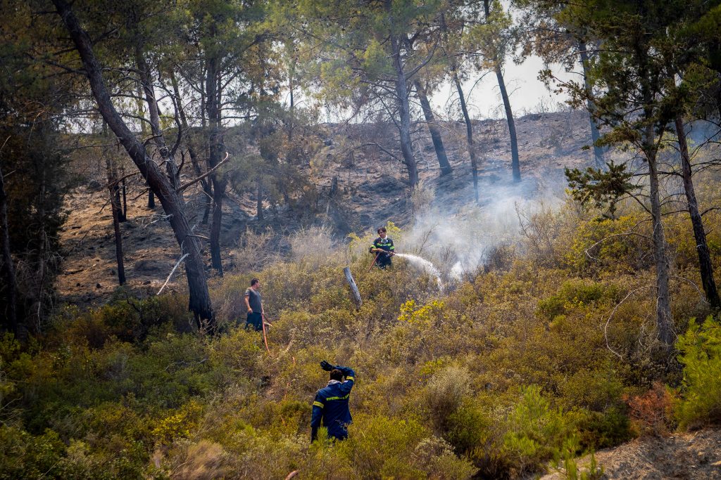 Φωτιά στη Ρόδο: Συνεχίζεται σε δυο μέτωπα η μάχη για δέκατη μέρα