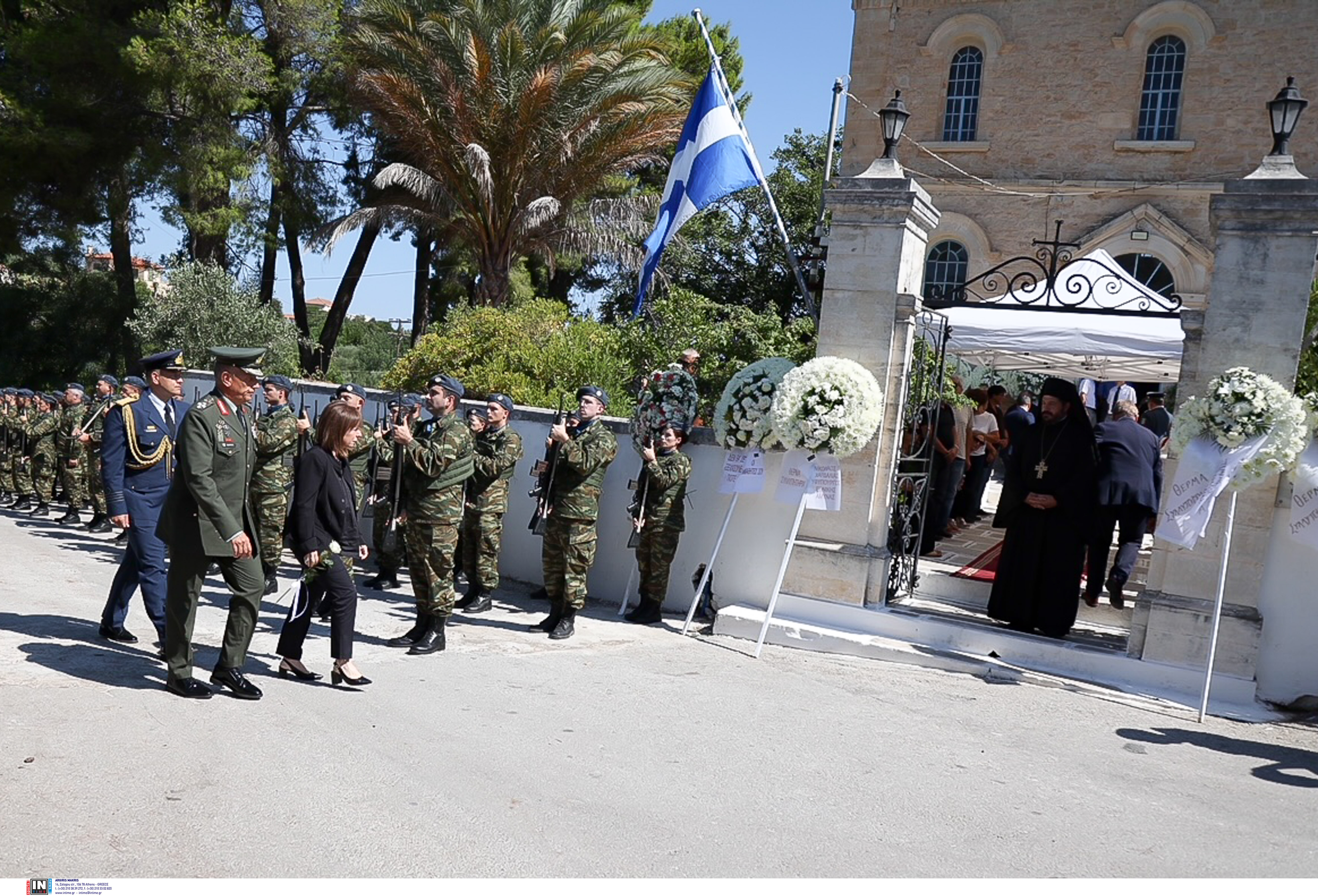 Πτώση Canadair: Θλίψη στην κηδεία του Χρήστου Μουλά – Τραγική φιγούρα η σύζυγός του [εικόνες, βίντεο]