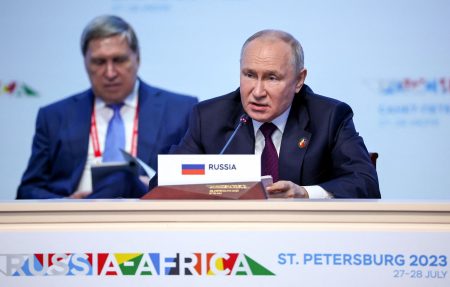 Πούτιν: «Μελετάμε προσεκτικά τις ειρηνευτικές προτάσεις»