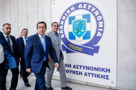 ΣΥΡΙΖΑ: Βαφτίζουν «προσωπικούς λόγους» παραίτησης του κ. Μηταράκη τις διακοπές του