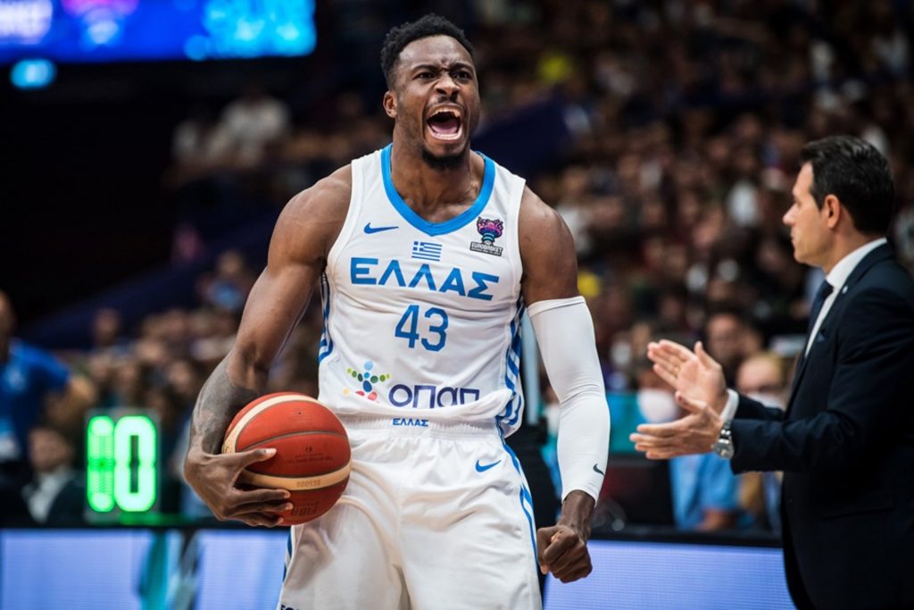 Ο Θανάσης Αντετοκούνμπο παραμένει συμπαίκτης του Γιάννη στους Μπακς