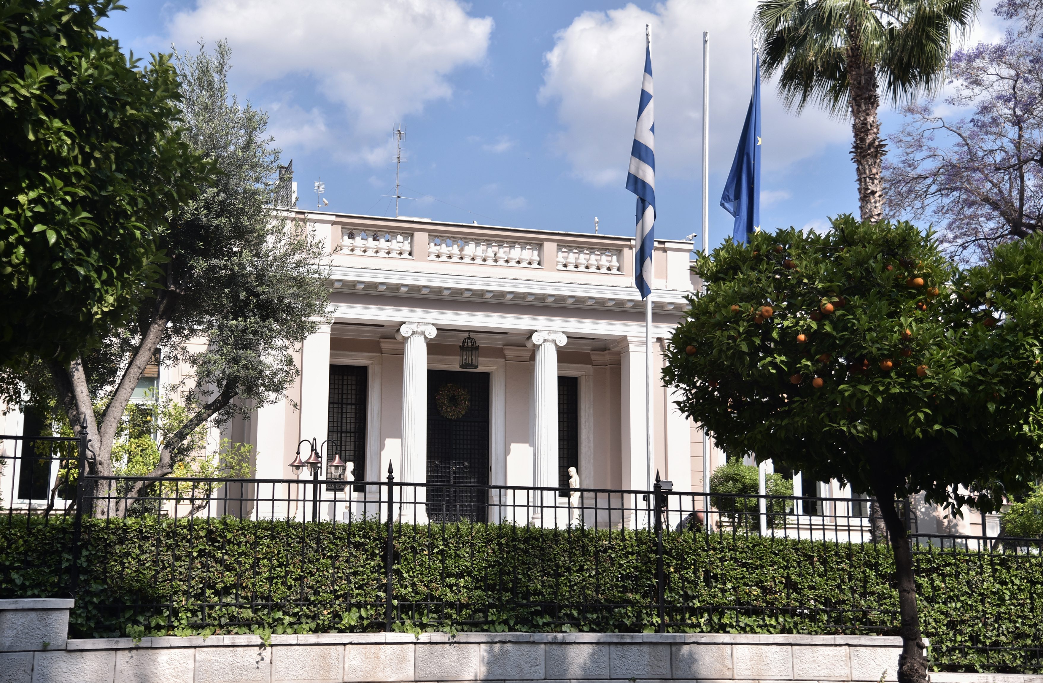 Η κόκκινη κάρτα στον Μηταράκη, το ζεϊμπέκικο του Πατούλη και το κόσκινο του Χαρδαλιά