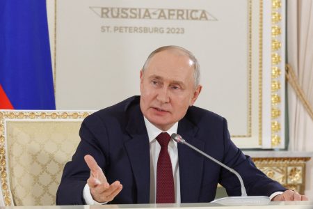 Πούτιν: Η Ρωσία δεν απορρίπτει ειρηνευτικές συνομιλίες με την Ουκρανία