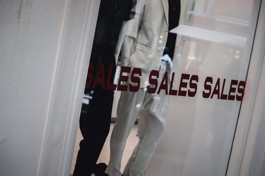 Χειμερινές εκπτώσεις: Πρεμιέρα στις 13/1 – Ποιες Κυριακές θα είναι ανοιχτά τα καταστήματα