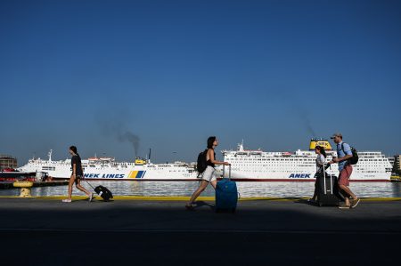 Μεγάλη η έξοδος των αδειούχων – «Βουλιάζει» το λιμάνι του Πειραιά