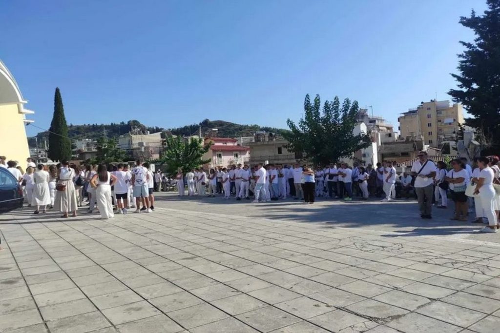 Πάτρα: Στα λευκά το τελευταίο αντίο στην 14χρονη Χριστίνα