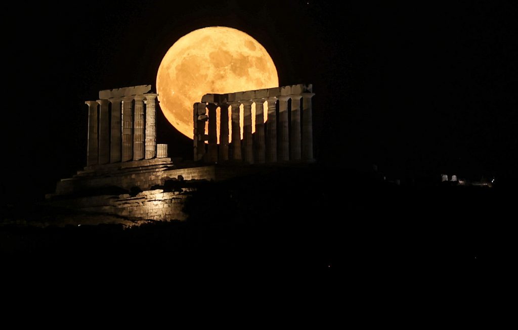 Πανσέληνος Αυγούστου: Το «φεγγάρι του οξύρρυγχου» και το σπάνιο μπλε φεγγάρι