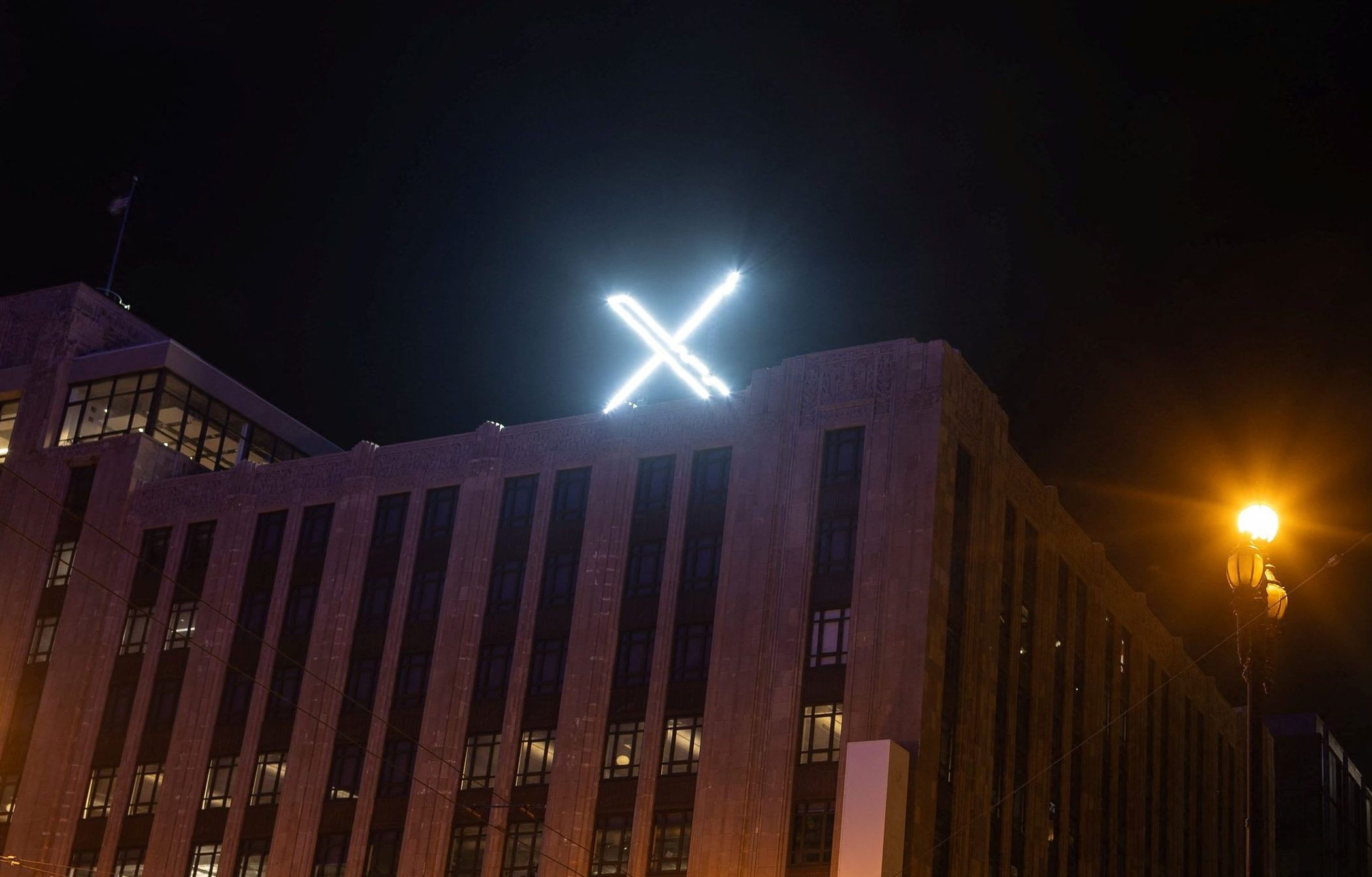 Twitter Χ: Γιατί ο Μασκ σκότωσε το πουλί