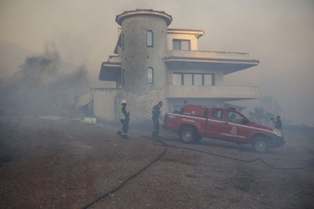 Φωτιές σε Αττική και Κορινθία: 112 κτίρια επικίνδυνα για χρήση