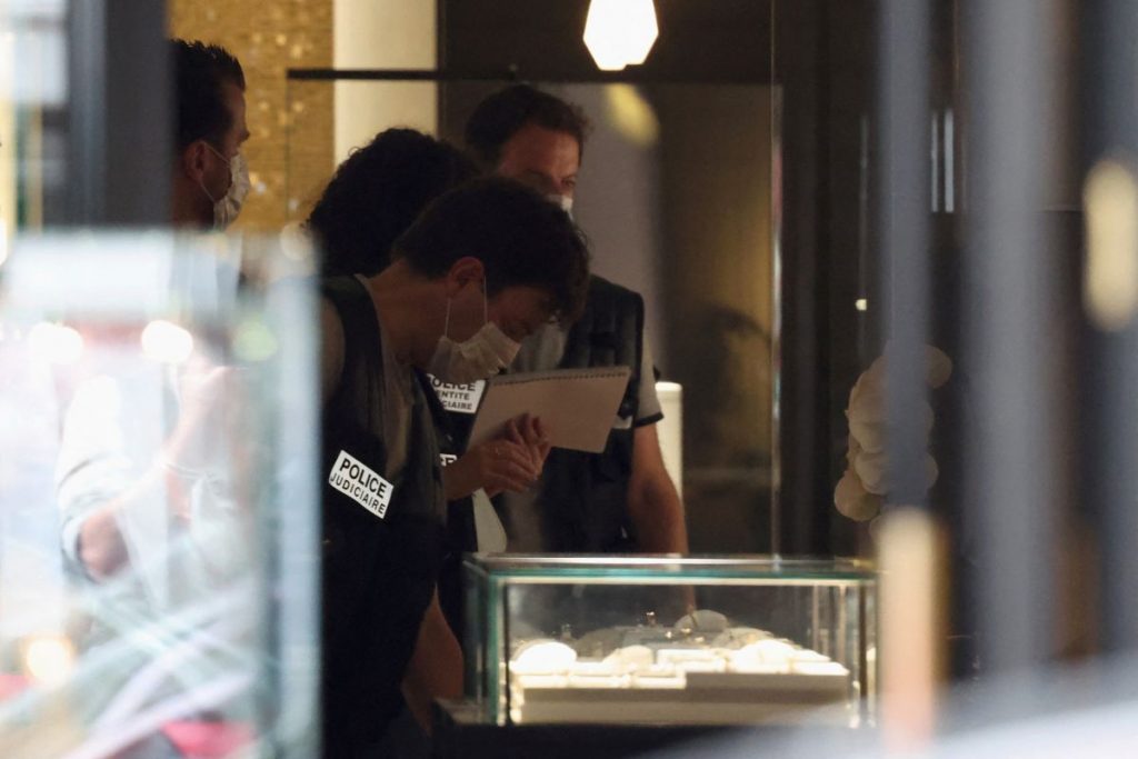 Παρίσι: Ληστεία στο κοσμηματοπωλείο Piaget – Έκλεψαν κοσμήματα εκατομμυρίων ευρώ